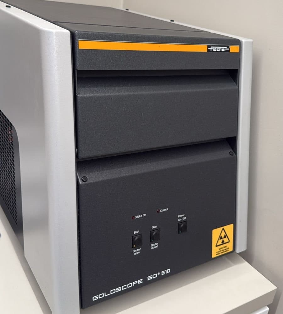 Espectrômetro de fluorescência de raio-X Fischer Goldscope SD 510, equipamento de aferição de teor de ouro usado pela Ouro Savassi.
